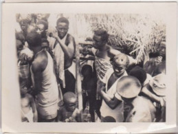 Photo Afrique Cameroun Gabon Congo ? Dans Un Village Groupe De Villageois Devant Une Case   Réf 30252 - Africa