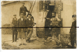 Carte Photo A Identifier . CPA. Ouvriers En Plein Boulot!!!! Travailleurs, - Photographs