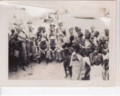 Photo Afrique Cameroun Gabon Congo ? Dans Un Village Militaires Entourées Des Villageois    Réf 30253 - Afrique