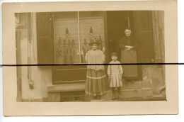 Carte Photo A Identifier . CPA. Devanture Magasin établissement Boutique De Chaussures . Personnages Devant Le Commerce - Photographs