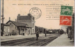 MERY SUR OISE  INTERIEUR DE LA GARE  ARRIVEE D'UN TRAIN - Mery Sur Oise