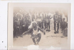 Photo Afrique Cameroun Gabon Congo ? Dans Un Village  Villageois  Dansant   Réf 30255 - Afrika