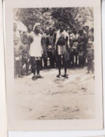 Photo Afrique Cameroun Gabon Congo ? Dans Un Village  Groupes D'autochtones Deux Danseurs   Réf 30257 - Afrique