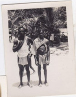 Photo Afrique Cameroun Gabon Congo ? Dans Un Village Deux 'autochtones Prenant La Pause   Réf 30258 - Afrique