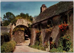 ROCHEFORT En TERRE. -  Maisons Fleuries à Une Entrée De La Ville. -  Non Circulée. - Rochefort En Terre