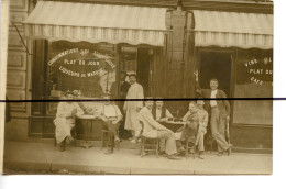 Carte Photo A Identifier . CPA. Devanture Café Bar Troquet Restaurant , Personnages En Terrasse Du Commerce - Photographs