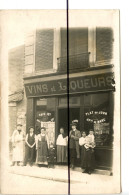 Carte Photo A Identifier . CPA. PARIS Devanture Café, Vins Liqueurs  , Personnages Devant L'établissement - Photographie