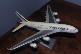 C/1/200 Maquette F-HPJA Avion En Plastique Lesté Plane Airbus A380 Socatec Aircraft Air France 28 Cm De Long Pour Pièce - Luchtvaart