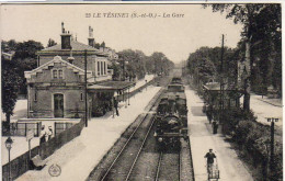 D78   LE VESINET  La Gare  ................... Avec Locomotive Gros Plan - Le Vésinet