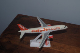 C/ Maquette  Avion En Plastique Plane  Pub Easyjet 19 Cm Airbus A320 G-EZKC Marque  Premier Planes - Aviones & Helicópteros