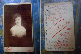 PHOTO CDV ELISE MICHEL TANTE DE JEAN CLAVEL DEDICACE AU VERSO MODE Cabinet VICTOIRE  A LYON - Ancianas (antes De 1900)