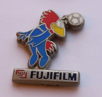 G523 Pin's Footix Football Coupe Monde 98 Fujifilm Photographie Couleurs Signé Arthus Bertrand Achat Immédiat - Arthus Bertrand