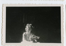 Snapshot Superbe Portrait Clair Obscur Lumière Femme 50s Beauté Fleur Etrange - Personas Anónimos