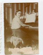 Snapshot Superbe Portrait Femme Sepia Piano Intérieur 30s - Persone Anonimi