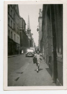 Snapshot Superbe Portrait Perspective Petite Fille Dans La Rue Voiture à Situer Identifier Iconique - Personas Anónimos