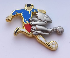 G545 Pin's Footix Avec Joueur Maillot Bleu Double Moule Football Coupe Monde 98 Signé Arthus Bertrand Achat Immédiat - Arthus Bertrand