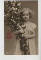 ENFANTS - LITTLE GIRL - MAEDCHEN - Jolie Carte Fantaisie Fillette Avec Fleurs Et Cloche De "Joyeuses Pâques" - Retratos