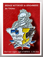 SUPER PIN'S "GENDARMERIE" BRIGADE MOTO Des YVELINES(78) En émail Base Argent Cloisonnée. Signé STARPIN'S 2,3X2,9cm - Boats