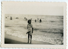 Snapshot Superbe Portrait Fille Plage Vent Composition Mer Ocean Clair Obscur - Anonymous Persons