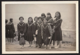 Jolie Photographie D'un Groupe D'écolières Japonaises En Uniforme, JAPON JAPAN, 12,9 X 8,9 Cm - Luoghi