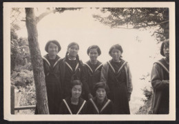 Jolie Photographie D'un Groupe D'écolières Japonaises En Uniforme, JAPON JAPAN, 12,9 X 8,9 Cm - Places