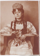 Photo De Cabinet Tirage Sépia  Portrait D'une Femme Habillée Fermière Russe Ou Ukrainienne  Réf 30280 - Anonyme Personen