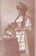 Photo De Cabinet Tirage Sépia  Portrait D'une Femme Habillée Fermière Russe Ou Ukrainienne  Réf 30281 - Anonyme Personen