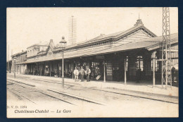 Châtelineau ( Châtelet). La Gare. Chef De Gare, Cheminots Et Voyageurs. - Châtelet