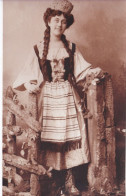 Photo De Cabinet Tirage Sépia  Portrait D'une Femme Habillée Fermière Russe Ou Ukrainienne  Réf 30282 - Anonymous Persons