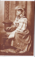 Photo De Cabinet Tirage Sépia  Portrait D'une Femme Origine Russe Ou Ukrainienne Avec Samovar  Réf 30283 - Persone Anonimi