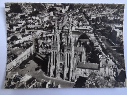 CP 29 Finistère - QUIMPER - Place Laënnec Et La Cathédrale - Quimper