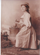 Photo De Cabinet Tirage Sépia  Femme Origine Russe Ou Ukrainienne Faisant La Cuisine   Réf 30284 - Anonyme Personen