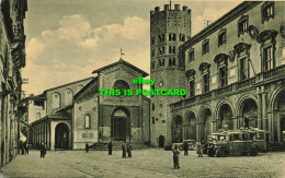 R621370 Unknown Place. Buildings. Tower. Church. Vehicles. People. Arches. Cars. - Wereld