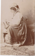 Photo De Cabinet Tirage Sépia  Femme Origine Russe Ou Ukrainienne Servant Du Thé     Réf 30286 - Anonyme Personen