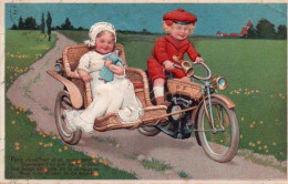 4V4Sb  Cpa Gaufrée Couple De Jeunes Enfants Avec Poupée Sur Moto P. F. Side Car Tacot - Cartoline Con Meccanismi