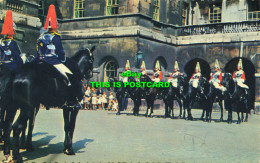 R621433 Changing Of Queens Life Guard At Horse Guards. Whitehall. London. T. P. - Altri & Non Classificati