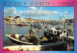 17 ÎLE D' OLERON  Le Port De La Cotinière Les Chalutiers à Quai N° 10 \ML4005 - Ile D'Oléron