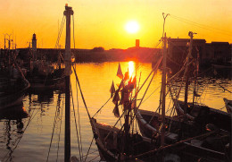 17 ÎLE D' OLERON  Le Port De La Cotinière Couché De Soleil Et L'église  N° 11 \ML4005 - Ile D'Oléron