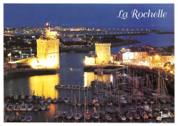 17 LA ROCHELLE  Le Vieux Port Et Au Loin Les Minimes   N° 18 \ML4012 - La Rochelle