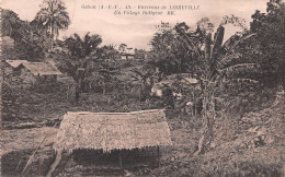 GABON LIBREVILLE  Un Village Indigène  N° 13 \ML4017 - Gabon