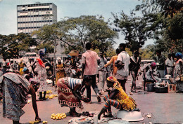 CÔTE-D'IVOIRE ABIDJAN Les étales Des Marchandes    N° 56 \ML4020 - Côte-d'Ivoire