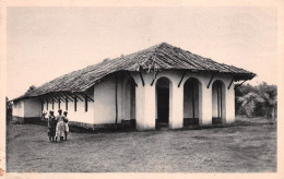 CAMEROUN - YOKO - CHAPELLE EN TERRE ET TOIT DE RAPHIA   N° 77 \ML4031 - Camerún