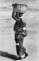 SENEGAL DAKAR Jeune Femme Et Son Enfant En Promenade  N° 30 \ML4032 - Senegal