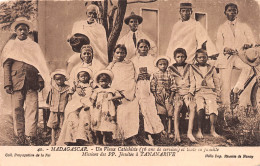 MADAGASCAR  Tananarive Un Vieux Cathéchiste Et Toute Sa Famille  Antananarivo   (Scans R/V) N° 60 \ML4041 - Madagascar