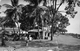 Guinée Française Conakry Maisons Indigènes Sur La Corniche Carte Vierge Non Voyagé   (Scans R/V) N° 64 \ML4050 - Guinée Française