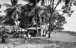 Guinée Française Conakry Maisons Indigènes Sur La Corniche Carte Vierge Non Circulé   (Scans R/V) N° 65 \ML4050 - French Guinea