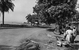 Guinée Française Conakry  Palabre Familiale Dans Un Coin De La Corniche Vierge Non Circulé  (Scans R/V) N° 83 \ML4050 - Guinée Française