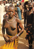 CAMEROUN - MOKOLO Jeune Femme Un Jour De Fête Seins Nus   (Scans R/V) N° 17 \ML4055 - Kameroen