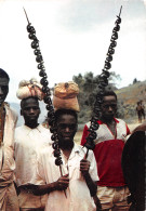 RUANDA - AUTOUR DU LAC KIVU - POISSONS FUMÉS SONT VENDUS EN BROCHETTES SUR LE MARCHÉ (scans R/V) N° 50 \ML4057 - Rwanda