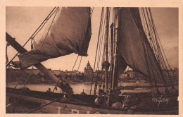 17 LA ROCHELLE Voilier De Pêcheurs Dans Un Coin Du Port  (Scans R/V) N° 1 \ML4066 - La Rochelle